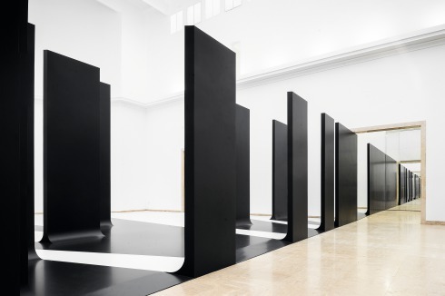 Bewegt sich der Besucher vom Eingang weg, gibt sich die geschlossene „Mauer“ aus Ausstellungswänden als Illusion zu erkennen.<br />