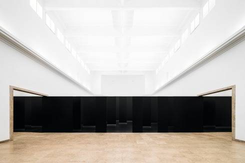 Mauerbau im Deutschen Pavillon? Beim Betreten des Ausstellungsraums glaubt der Besucher, eine geschlossene Wand wahrzunehmen, die den Pavillon teilt.<br />