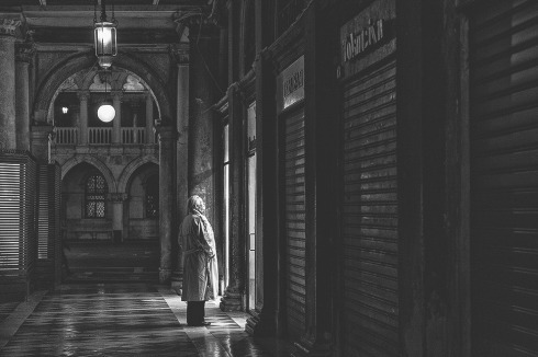 Der in Venedig lebende Fotograf Federico Sutera fängt in seinen Bildern die Vielseitigkeit seiner Stadt ein. Die Fotos der Serie „Postcards from Venice“ scheinen aus einer längst vergangenen Zeit zu stammen, in der der Alltag noch nicht allein vom Tourismus geprägt war.<br />