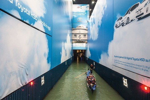 Während die Zahl der Einwohner sinkt, steigt die Zahl der Touristen. Die jährlich knapp 30 Millionen Gäste bestimmen schon lange das Bild der Stadt. In der Serie „Venice for Sale“ lenkt Sutera seinen Blick vom baukulturellen Erbe auf die vom Tourismus definierte Stadt. <br />