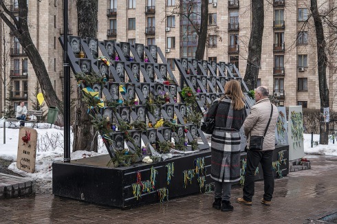 Die Erinnerungskultur ist so ergreifend wie vielfältig: eine Stellage bietet Platz für Portraits und Blumen.<br />