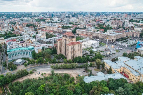 Die „Heldenallee der Himmlischen Hundert“ verbindet den Maidan (rechts) mit dem Regierungsviertel. In der Bildmitte das Hotel Ukraina. Auf der Brache im Vordergrund soll das künftige Museum für die „Revolu­tion der Würde“ entstehen.<br />