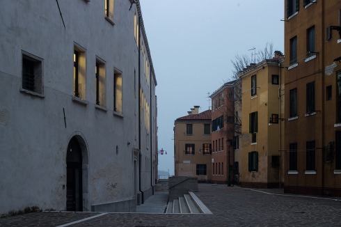 San Girolamo entstand auf einer künstlichen Insel im Nordwesten. Im Gegensatz zu den anderen Quartie­ren ist die Architektur der Blöcke einheitlicher, auf­fällig ist der Torbogen, der den Eingang in den Stadt­teil markiert.<br />