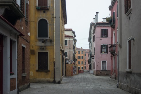 Santa Marta liegt im Südwesten von Venedig, in der Nähe des Hafens. Die Gebäude sind in ihrer Gestalt einheitlich. Vor- und Rücksprünge sowie unterschiedliche Höhen lockern die Struktur auf. Es gibt jedoch wenige Freiflächen.<br />