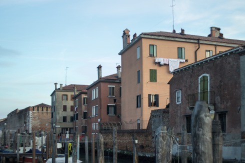 Am nördlichen Rand fügt sich das Quartier Celestia in den Bestand ein. Die Pas­serella, ein Steg, verbindet Celestia fußläufig mit dem Arsenale. Auffallend sind die hohe Dichte und die en­gen Gassen, die das Quartier schattig und dunkel machen.<br />