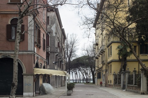 Sant’Elena liegt am südlichen Ende der Altstadt, abseits des Massentourismus. Es ist ein ruhiges Quartier mit Freiflächen, Parks und umgeben von der Lagune. Eine offene Blockrandbebauung strukturiert das Zentrum des Quartiers. Schmale Gassen schaffen eine urbane Dichte.<br />