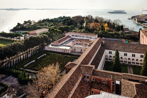 Die temporären Kapellen des Heiligen Stuhls stehen unter Bäumen auf der den Giar­dini gegenüberliegenden Insel San Giorgio Maggiore.<br />