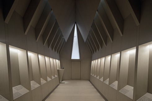 MAP Studio hat den Asp­lund Pavilion entworfen, in dem die Originalzeichnungen der Waldkapelle von Gunnar Asplund ausgestellt werden.<br />