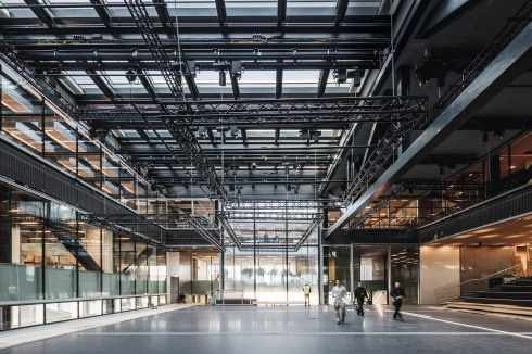 Das DAC liegt im Herzen des Blox. Von verschiedenen Ebenen sind Sichtbezüge in das drei geschosshohe Atrium möglich.<br />
