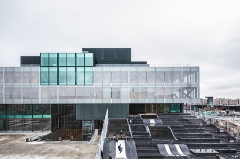 Neben einer Spiellandschaftherabführende Treppen münden im Foyer unterhalb der Straße.<br />