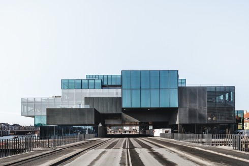 Die riesigen Kuben wurden um und über die Schnellstraße zueinander versetzt angeordnet. Als Schallschutz dient eine Dreifach-Verglasung.<br />