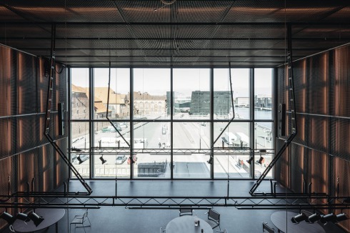 ... das Panoramafenster im Seminarraum einen groß­zügigen Blick über den Søren Kierkegaard-Platz und auf die Königliche Bibliothek.<br />