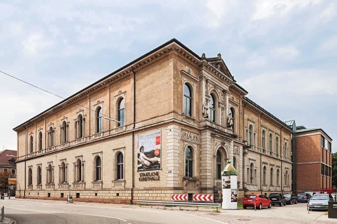 <span class="Bold">Der Altbau entstand 1846. Rechts der Innenhof mit dem 1989 fertiggestellten Erweiterungsbau von Heinz Mohl. Der Hof wurde unterkellert und angehoben. </span><span class="Bold"></span><br />