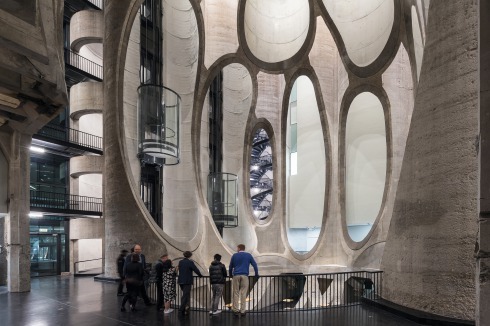 Für das Atriumfoyer, das aus den Betonzylindern des Silos ausgeschnitten wurde, stand formal ein Maiskorn Pate.<br />