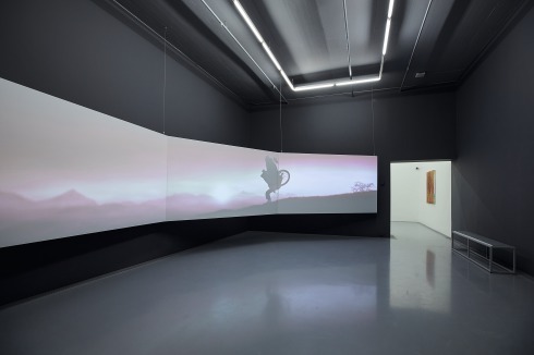 Das mag für Medieninstallationen wiedie der kenianischen Künstlerin Wangechi Mutu gut funktionieren, an anderer Stelle wirken sie zu banal – und man freut sich, wieder Stege und Treppen zu erreichen.<br />