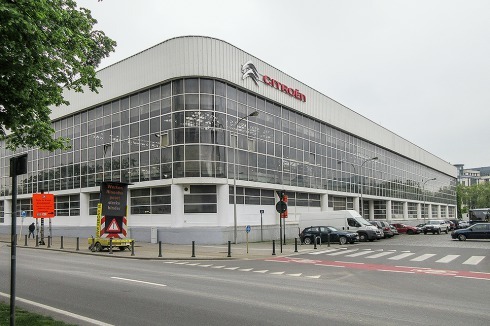 Bis vor kurzem nutzte Citroën das 1929–32 errichtete Autohaus. Oben: Die große Werkstatt- und Garagenhalle am Quai de Wille­broeck. Das Band am Dach wollen die Preisträger als Info-Lichtband gestalten.