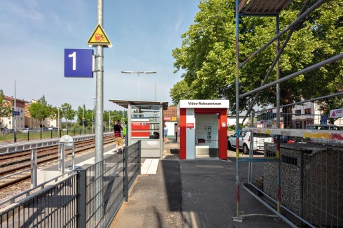 Die Anbindung mit der Orte­naubahn nach Offenburg ist von zentraler Bedeutung. Seit kurzem verfügt die Stadt über ein Video-Reisezentrum.<br />
