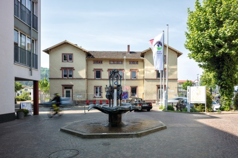 Der alte, 2015 verkaufte Bahn- hof ist eingezäunt. Ein Investor plant mit dem ortsansässigen Architekten Lorenz Kimmig ein Restaurant und 9 Hotelzimmer.<br />