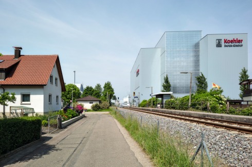 Gewerbegebiet an der Bahn- strecke. Die Flächen sind knapp. So musste die bedeutende Papierfabrik Alfred Koehler bereits Teile der Produktion auslagern.<br />