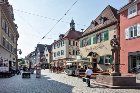 Die vor kurzem neu gestaltete und möblierte Hauptstraße in der Stadtmitte mit dem Alten Rathaus. Sie <br />ist das Ziel vieler Schwarzwaldurlauber.<br />