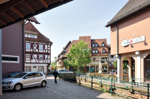 Auf dem Weg vom Bahnhof zur Hauptstraße passiert man den Oberkircher Gewerbekanal. Bauten der 80er Jahre mit riesigen, ausgenutzten Dächern. <br />