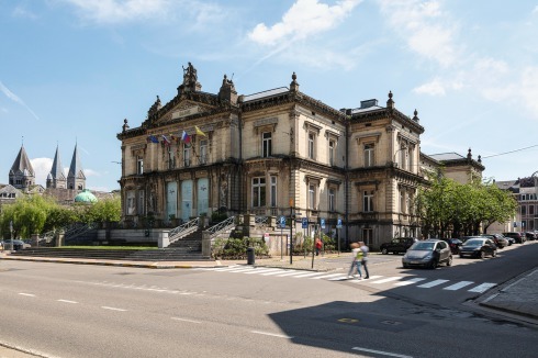 Die Anciens Bains von 1862, ein ehemals bedeutendes Gebäu­de im Stadtzentrum, steht seit Jahren leer und ist im schlechtem Zustand, Gebadet wird heute in den neuen „Thermes de Spa“ oberhalb der Stadt.<br />