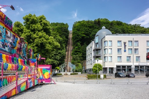 Die Zahnradbahn führt hinauf zu den neuen Thermes de Spa oberhalb der Stadt. Rechts das 2004 errichtete Hotel mit eigenwilliger Kuppelinterpretation.<br />