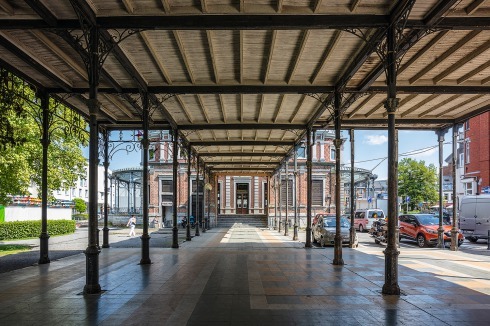 Blick auf die Galérie Léopold II in Richtung des stadtsei­tigen Pavillons. Die filigrane Kolonnade wird heute kaum genutzt, scheint gar obsolet.<br />
