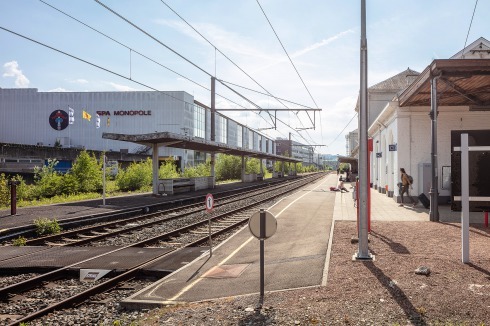 Die Mineralwasserfabrik und der weiß getünchte Miniaturbahnhof. Pro Stunde fahren hier nur zwei Züge. Der Wartesaal ist geschlossen.<br />
