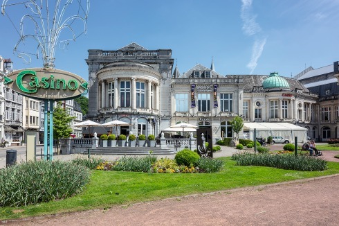 Das Casino an der Rue Royale bildet mit den Anciens Bains und dem Kursaal das Herz der Stadt. Die Fenster der Rotunde sind ob der LED-Bildschirme blind. <br />