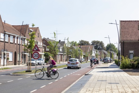 Lossers verkehrsberuhigte breite Straßen mit auffallend großzügigen, teils begrünten Freiflächen von den Häusern.<br />
