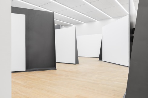 Blick auf die Ausstellungswände ohne Kunst<br />