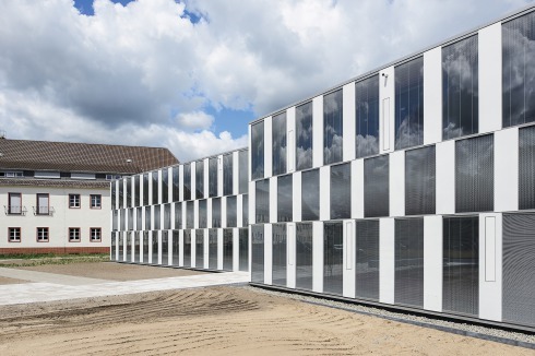 Den Täterort nicht weiterbauen: Der dreiflügelige Neubau wendet sich gegen die städtebaulichen Achsen der Nachbarschaft, sowohl des T-förmigen Altbaus als auch des KZ Sachsenhausen nördlich davon.<br />