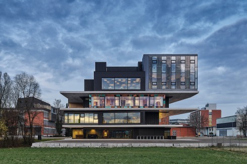 Idee und Ausführung des vertikalen Forschungslabors auf weit auskragenden Plattformen kommen von den Züricher Architekten Gramazio und Kohler. Die UMAR-Unit fand Platz im zweiten Geschoss – weitere Units werden folgen.<br />