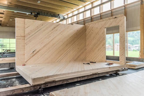 Montage der Module in der Werkshalle und deren Einbau in das zweite Geschoss des Experimentalbaus in Dübendorf; links im Bild zu sehen sind die Montageschienen, auf die die Module mit Hilfe des Krans aufgesetzt werden.<br />