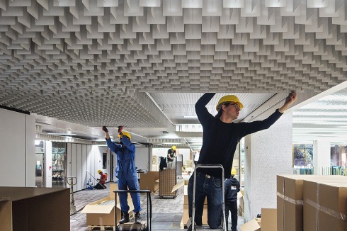 Die Zwischendecke aus einem Bankgebäude kaufte das Brüsseler Studio plusofficearchitects und verbauten diese in einem goldfarbenen Bibliotheksneubau in der Gemeinde Sint-Pieters-Woluwe.<br />