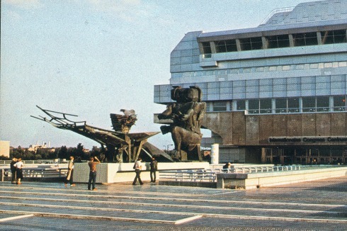 Jean Ipoustéguys „Alexander vor Ekbatana“ vor dem Berliner ICC, wo die mäch­tige Skulptur von 1980 bis 2005 stand.<br />