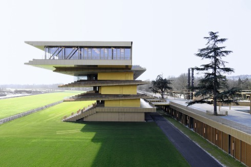 Die vier Ebenen der Tribüne öffnen sich zur Rennbahn und zur Rückseite mit der Promenade, den Stallungen und dem Aufgalopp-Zirkel.<br />