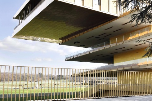 Das 4. Obergeschoss mit den VIP-Lounges kragt an einer Seite 20 Meter weit aus.<br />