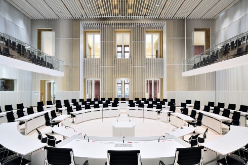 Seit dem Umzug in den neuen Plenarsaal tagen die Landtagsabgeordneten in Kreisform; für die Architekten die naheliegendste Sitzordnung für ein demokratisches Parlament.<br />