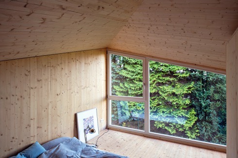 Blick in eines der beiden Schlafzimmer im Dachgeschoss<br />