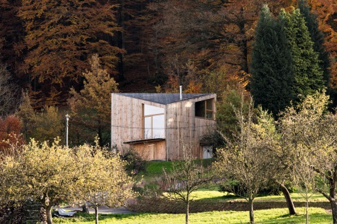 Bauen auf dem Dorf und was man im Dorf davon hält: Die Nachbarn sind weniger von der ungewöhnlichen Form des Hauses irritiert als vielmehr vom Fassadenmaterial – mit Holz baut man hier Scheunen und Ställe, keine Häuser.<br />