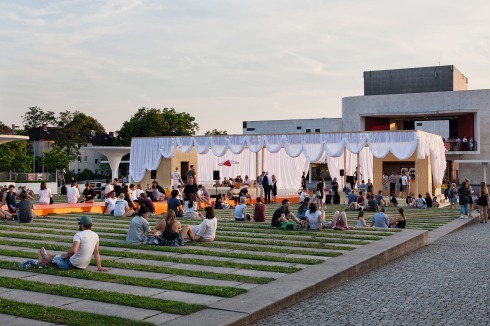 Festivalzentrum, Veran­staltungsort und Bühne in einem ...<br />
