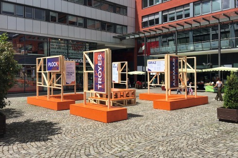 Das Material vom Pavillon für die Hessischen Theatertage recycelte DIESE Studio in einer Installation für das „Carree Open“ in Darmstadt.<br />