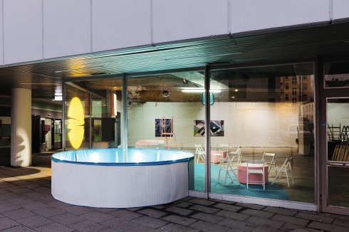 Der Pool, eine Installation von DIESE Studio, ist Treff- und Ausgangspunkt für das DISKURS-Festival für performative Künste in Gießen.<br />