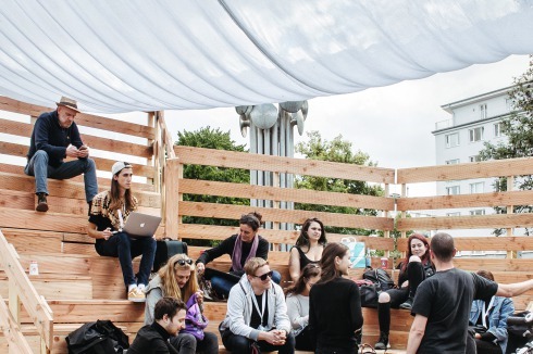 „Space for all – eine Bühne für alle“: für das CityLeaks-Urban-Art-Festival 2017 bauten ON/OFF eine Tribüne.<br />