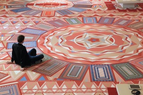 Auf die Knie für die Menschenrechte: Die Installa­tion „Rights on Carpet“ war 2017 in San Francisco zu erleben.<br />
