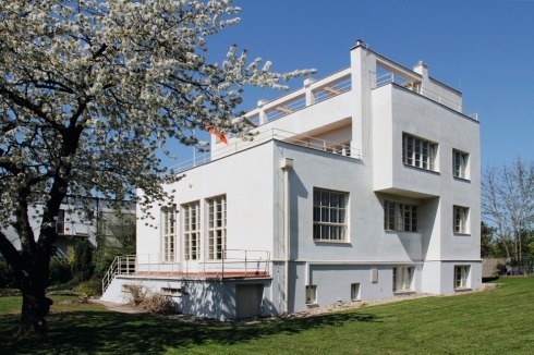 Gartenseite der Villa Winternitz mit Terras­se und Dachterrasse.<br />