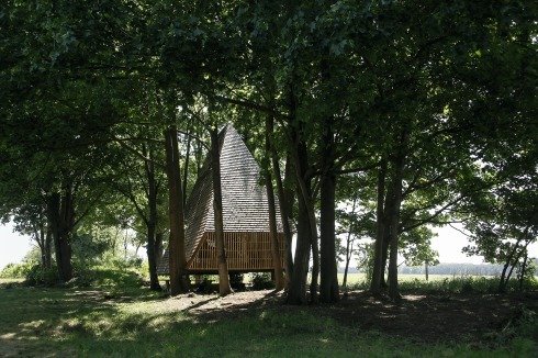 Holzkapelle? Heuschober? Refugium eines Eremi­ten? Das Ferienhaus ruft manche Assoziation auf.<br />