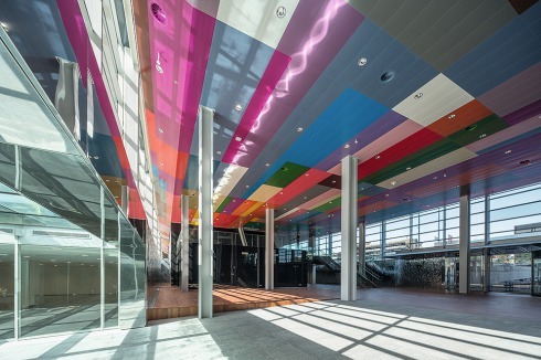 Die bunte Decke im Foyer soll an die unterschiedlichen Flaggen der 38 Mitgliedsstaaten erinnern.<br />